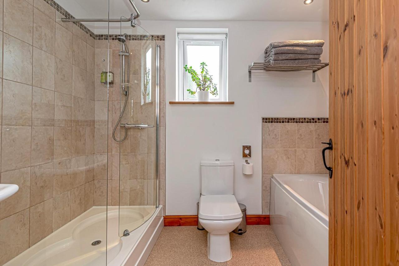 Laurel - Pet-Friendly Cottage With Indoor Pool, Hot Tub & Panoramic Snowdonia Views Колвин Бэй Экстерьер фото